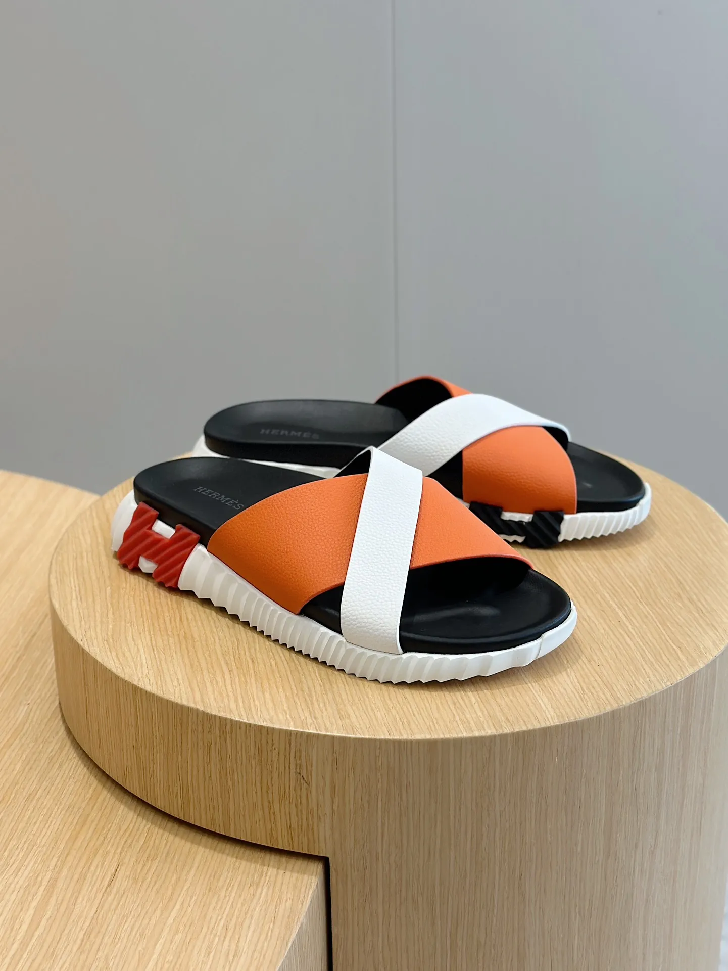[HERMÈS] Top men's shoes 💰: 340💰 Size: 39-44 (38.45 46 custom-made) Herme*H Home Hermès Men's Sandals and Slippers - Original Replica Purchase the original version and make it one to one, the outsole is privately modeled, and the outsole color corresponding to each color is the same as the original version. Come to those who know the stuff 💪 The ultra-light soles are designed in contrasting colors, and they feel so comfortable on your feet! Calfskin, cowhide feet, private mold outsole.